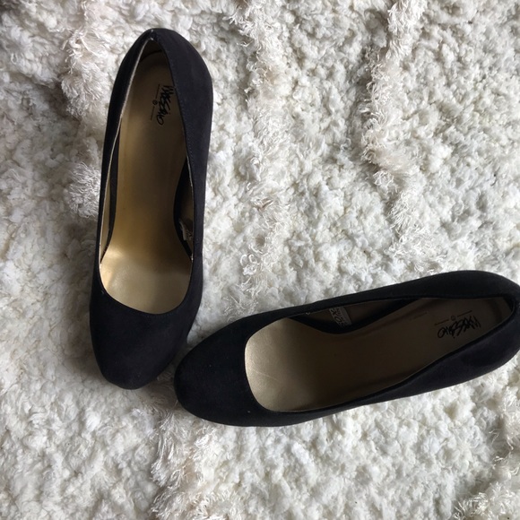 Mossimo Black faux suede platform pumps - Picture 5 of 6